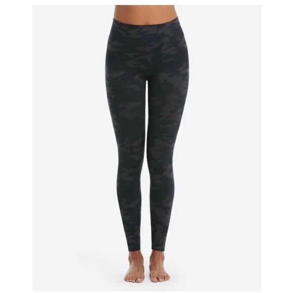 NWT Spanx Look at Me Now Camo Black Leggings Size Medium - Picture 1 of 12